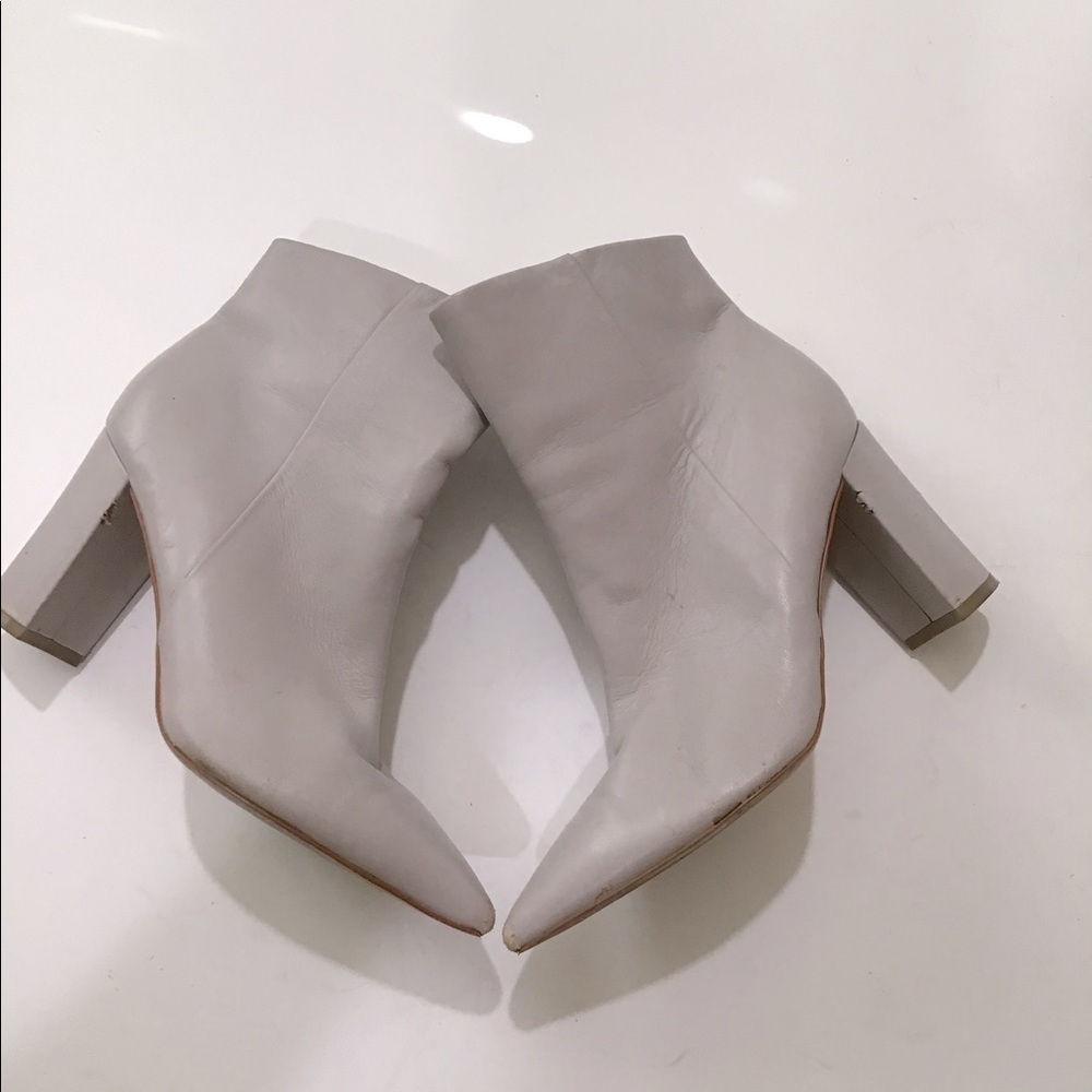 Marc Fisher Ulani Pointed toe grey leather block heel ankle booties size 8